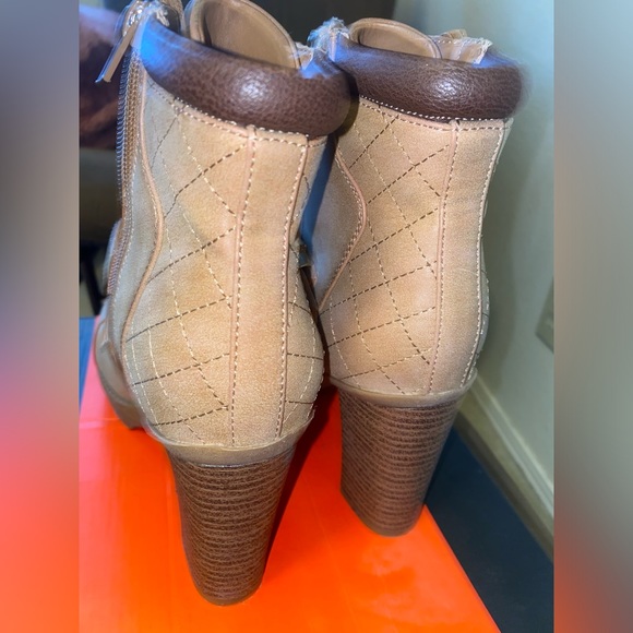 Woman’s GUESS boot - Picture 4 of 9